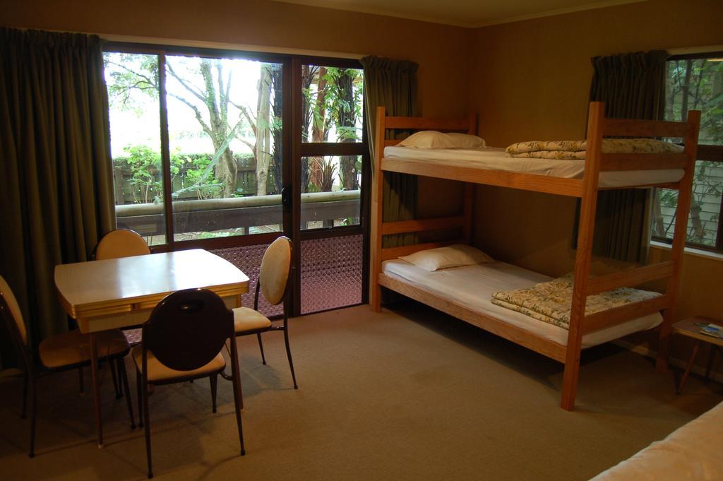 Wheatly Downs Farmstay And Backpackers Hawera Extérieur photo